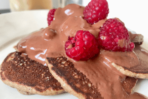 Lee más sobre el artículo Pancakes súper esponjosos, con salsa de chocolate digestiva